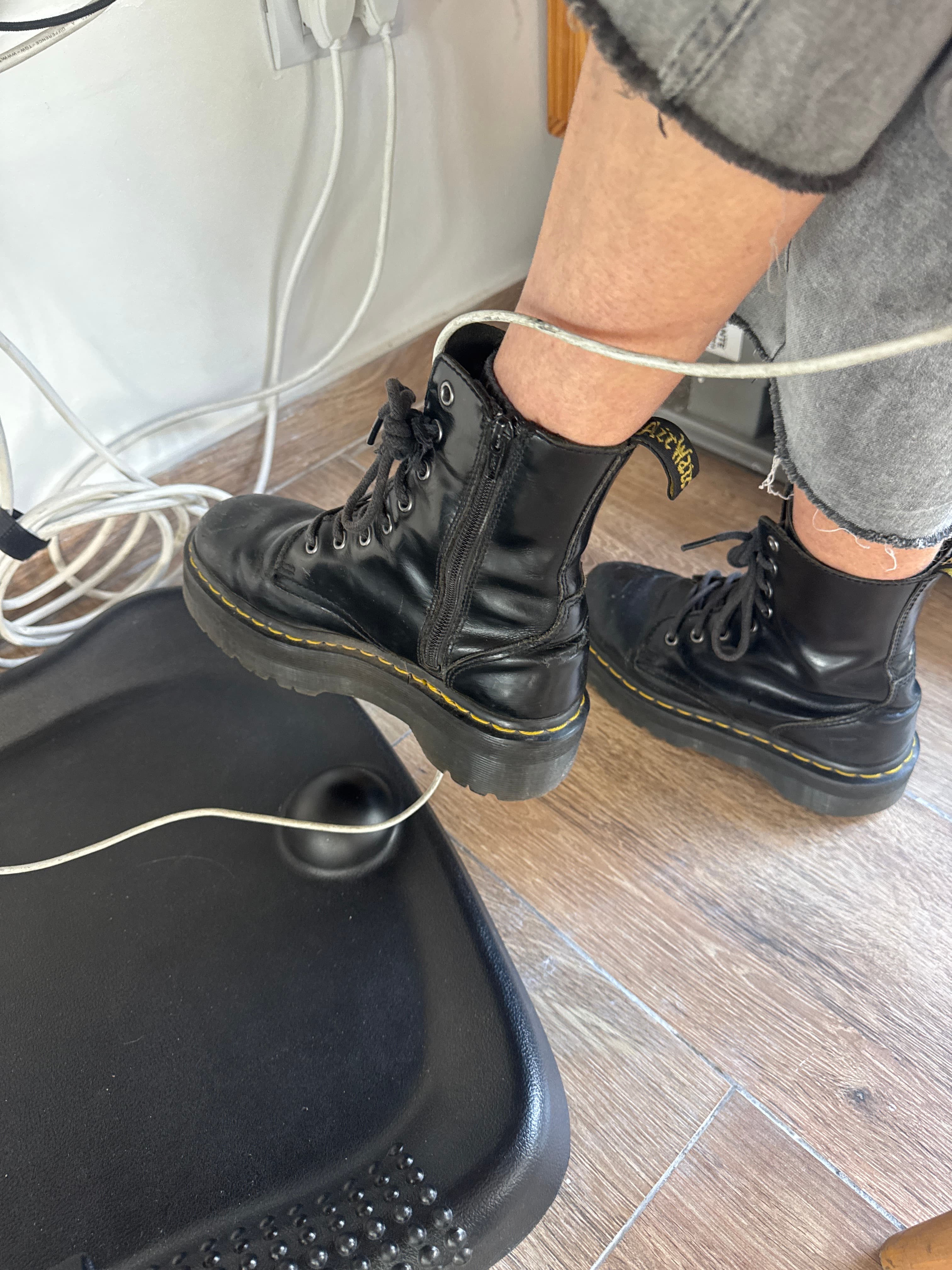 Botas Dr. Martens negras con cierre lateral - photo 1